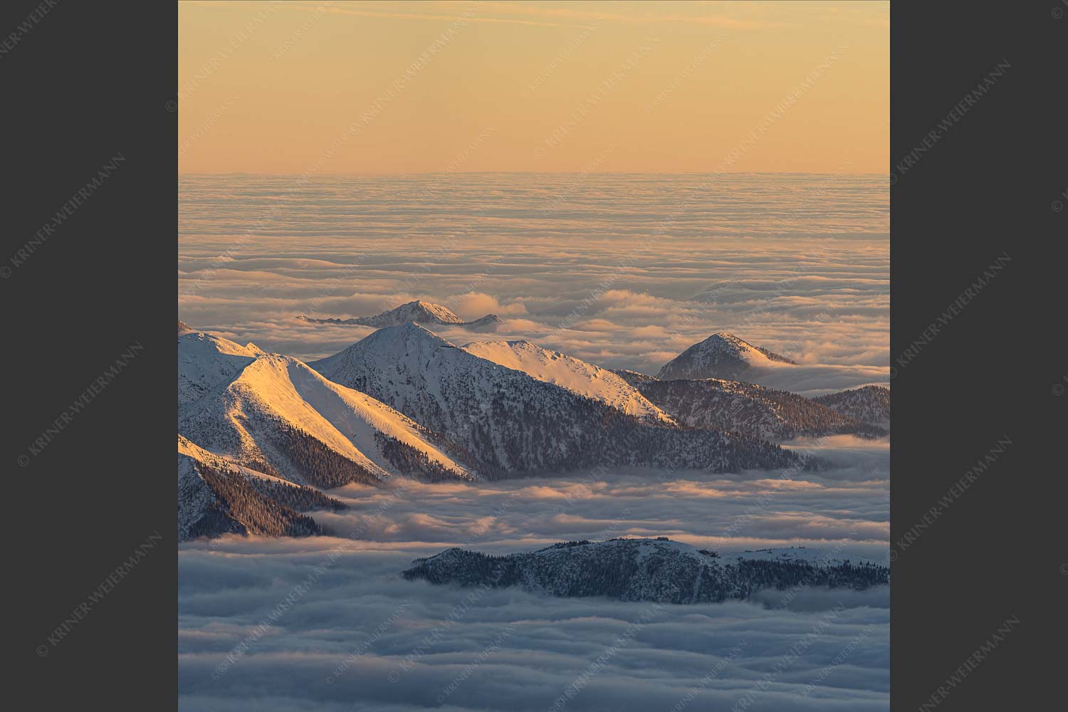 Der Blick von der Zugspitze auf das Estergebirge das wie Inseln aus dem Nebel ragt - Atlantis 1:1 -- Estergebirge im Nebelmeer - mehr Infos bei www.Kriner-Weiermann.de