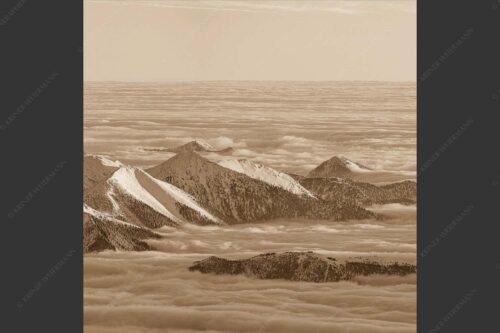 Der Blick von der Zugspitze auf das Estergebirge das wie Inseln aus dem Nebel ragt - Atlantis 1:1 sepia -- Estergebirge im Nebelmeer - mehr Infos bei www.Kriner-Weiermann.de