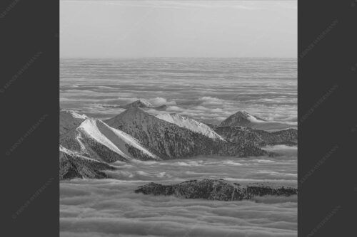Der Blick von der Zugspitze auf das Estergebirge das wie Inseln aus dem Nebel ragt - Atlantis 1:1 sw -- Estergebirge im Nebelmeer - mehr Infos bei www.Kriner-Weiermann.de