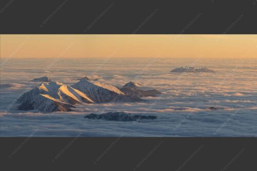 Der Blick von der Zugspitze auf das Estergebirge das wie Inseln aus dem Nebel ragt - Atlantis 2,5:1  -- Estergebirge im Nebelmeer - mehr Infos bei www.Kriner-Weiermann.de