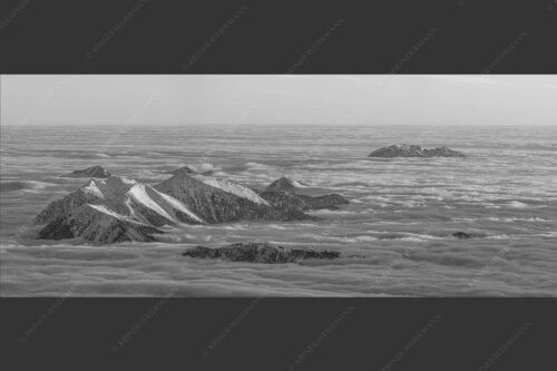 Der Blick von der Zugspitze auf das Estergebirge das wie Inseln aus dem Nebel ragt - Atlantis 2,5:1 sw -- Estergebirge im Nebelmeer - mehr Infos bei www.Kriner-Weiermann.de