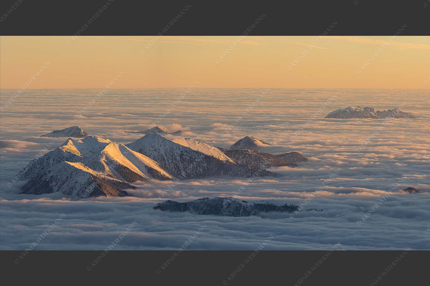 Der Blick von der Zugspitze auf das Estergebirge das wie Inseln aus dem Nebel ragt - Atlantis 2:1 -- Estergebirge im Nebelmeer - mehr Infos bei www.Kriner-Weiermann.de