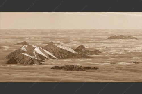 Der Blick von der Zugspitze auf das Estergebirge das wie Inseln aus dem Nebel ragt - Atlantis 2:1 sepia -- Estergebirge im Nebelmeer - mehr Infos bei www.Kriner-Weiermann.de