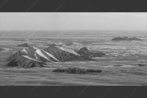 Der Blick von der Zugspitze auf das Estergebirge das wie Inseln aus dem Nebel ragt - Atlantis 2:1 sw -- Estergebirge im Nebelmeer - mehr Infos bei www.Kriner-Weiermann.de
