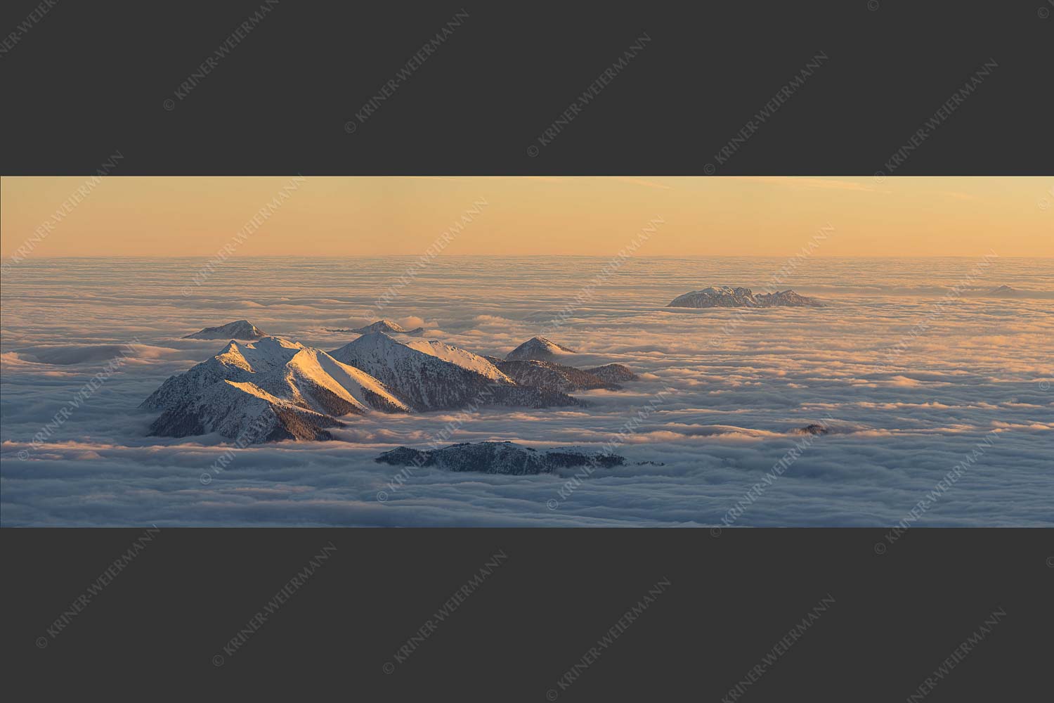 Der Blick von der Zugspitze auf das Estergebirge das wie Inseln aus dem Nebel ragt - Atlantis 3:1  -- Estergebirge im Nebelmeer - mehr Infos bei www.Kriner-Weiermann.de