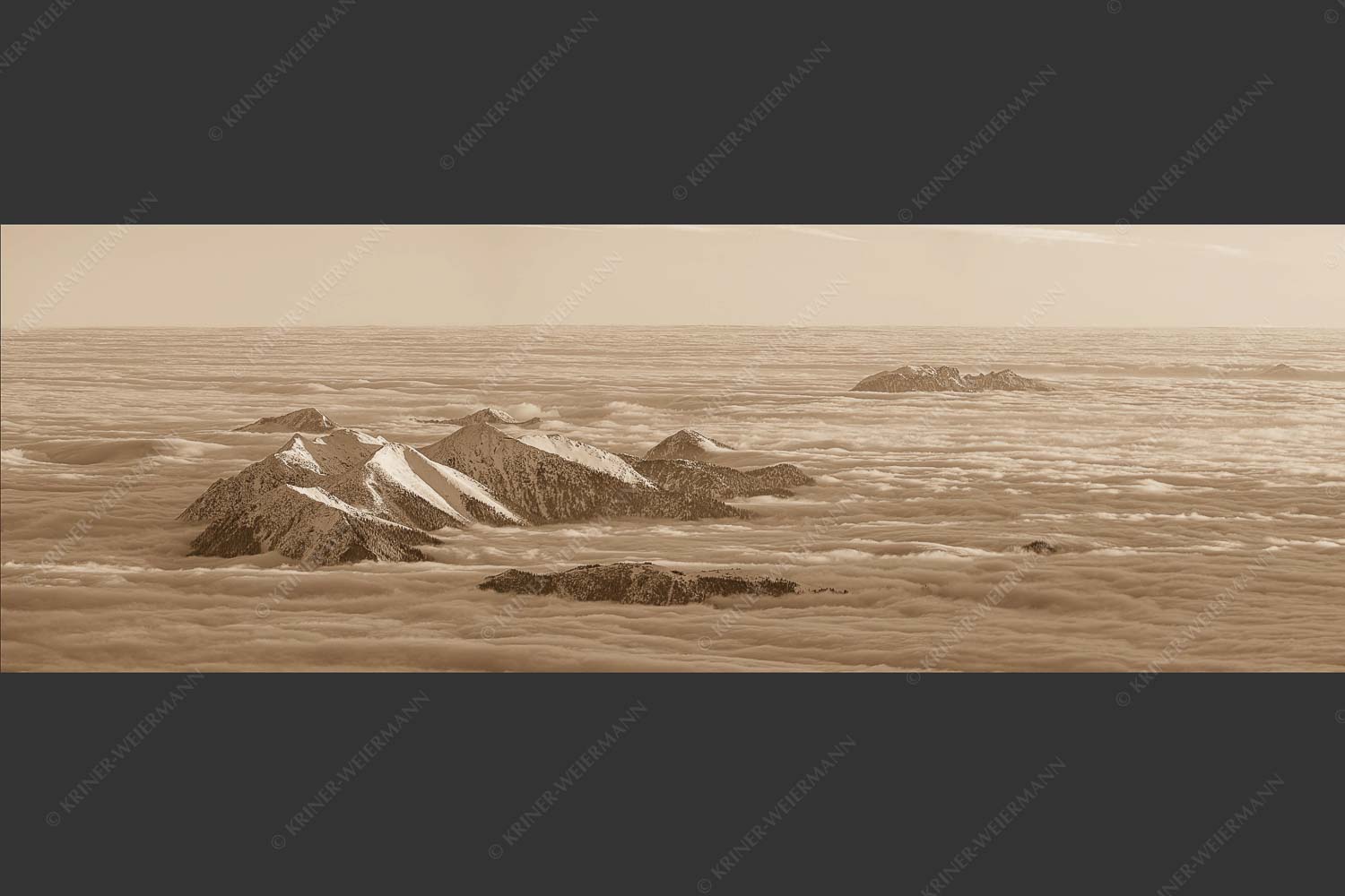 Der Blick von der Zugspitze auf das Estergebirge das wie Inseln aus dem Nebel ragt - Atlantis 3:1 sepia -- Estergebirge im Nebelmeer - mehr Infos bei www.Kriner-Weiermann.de