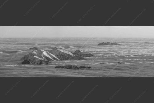 Der Blick von der Zugspitze auf das Estergebirge das wie Inseln aus dem Nebel ragt - Atlantis 3:1 sw -- Estergebirge im Nebelmeer - mehr Infos bei www.Kriner-Weiermann.de