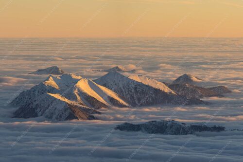 Der Blick von der Zugspitze auf das Estergebirge das wie Inseln aus dem Nebel ragt - Atlantis 3:2  -- Estergebirge im Nebelmeer - mehr Infos bei www.Kriner-Weiermann.de