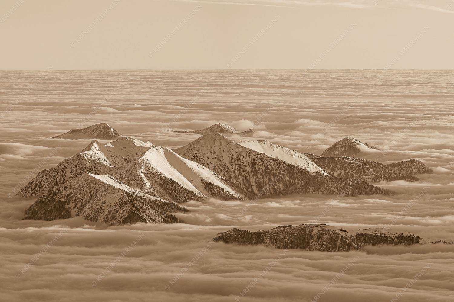 Der Blick von der Zugspitze auf das Estergebirge das wie Inseln aus dem Nebel ragt - Atlantis 3:2 sepia -- Estergebirge im Nebelmeer - mehr Infos bei www.Kriner-Weiermann.de