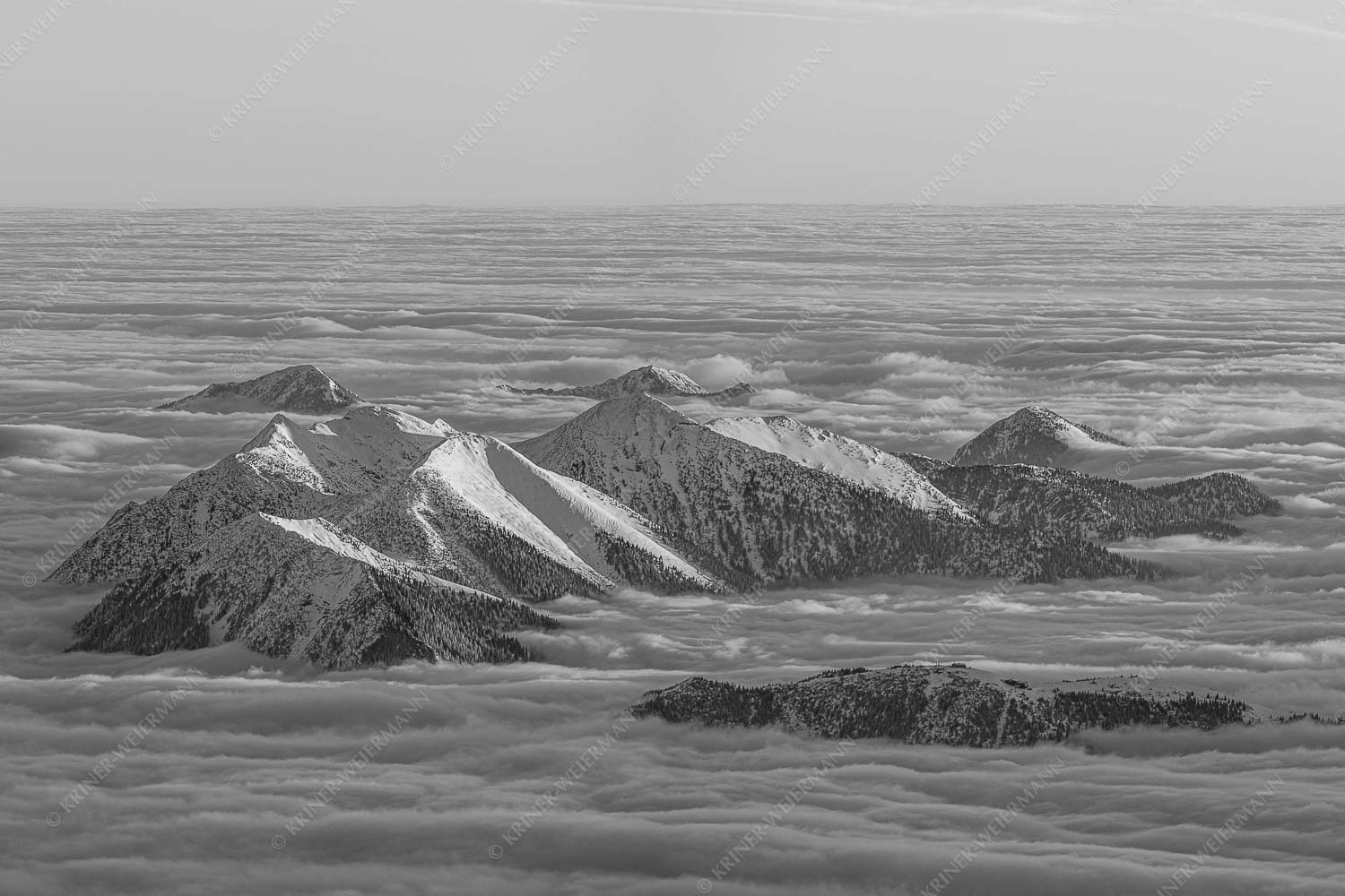 Der Blick von der Zugspitze auf das Estergebirge das wie Inseln aus dem Nebel ragt - Atlantis 3:2 sw -- Estergebirge im Nebelmeer - mehr Infos bei www.Kriner-Weiermann.de
