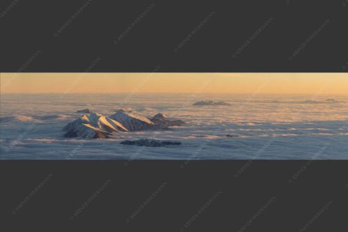Der Blick von der Zugspitze auf das Estergebirge das wie Inseln aus dem Nebel ragt - Atlantis 4:1  -- Estergebirge im Nebelmeer - mehr Infos bei www.Kriner-Weiermann.de