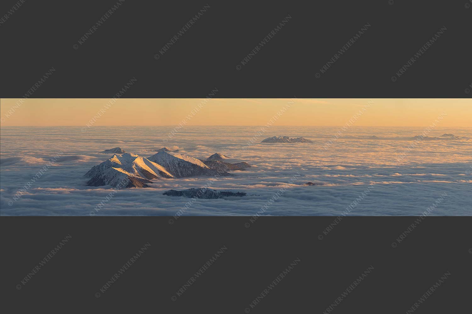 Der Blick von der Zugspitze auf das Estergebirge das wie Inseln aus dem Nebel ragt - Atlantis 4:1 -- Estergebirge im Nebelmeer - mehr Infos bei www.Kriner-Weiermann.de