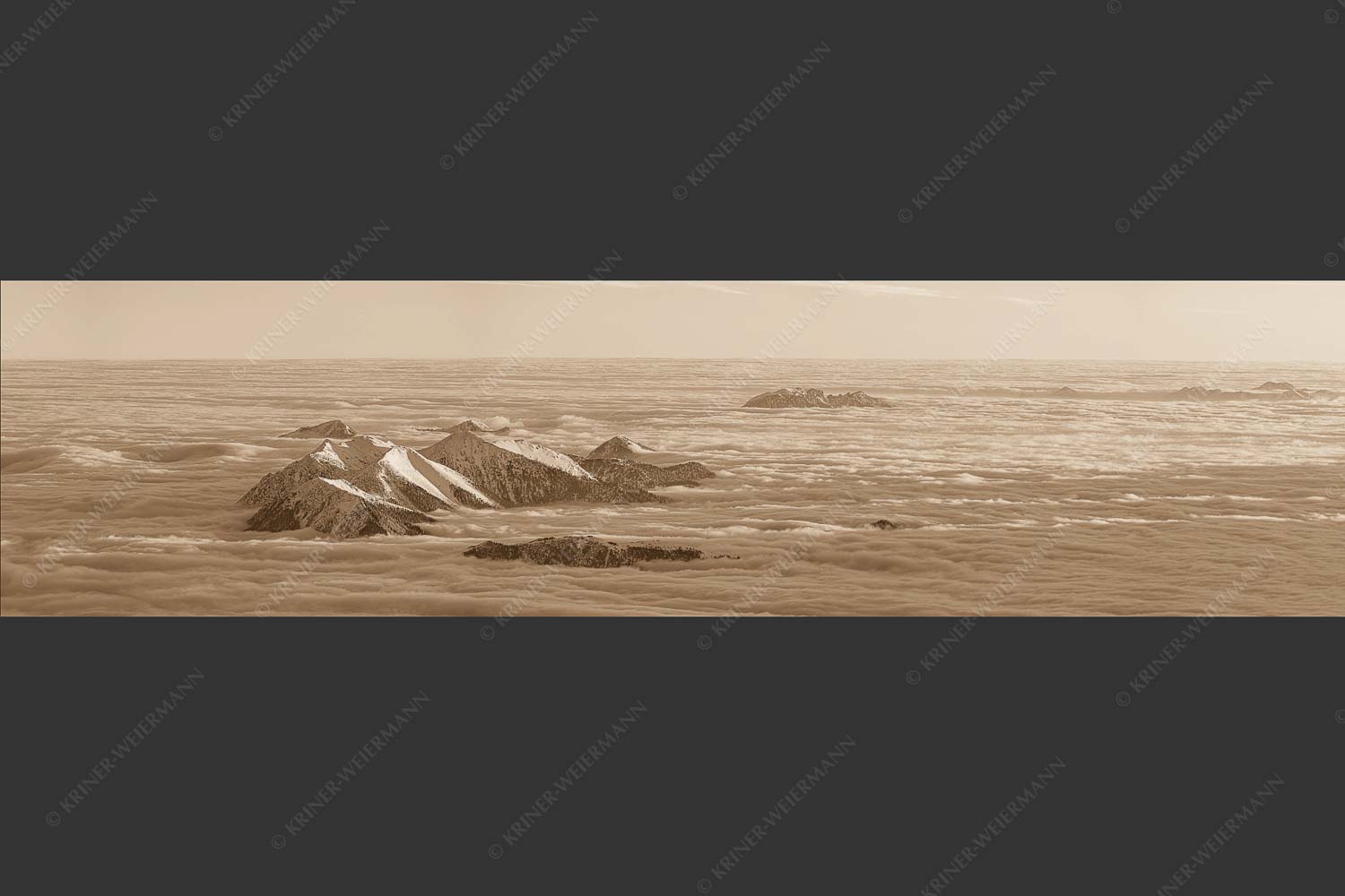 Der Blick von der Zugspitze auf das Estergebirge das wie Inseln aus dem Nebel ragt - Atlantis 4:1 sepia -- Estergebirge im Nebelmeer - mehr Infos bei www.Kriner-Weiermann.de