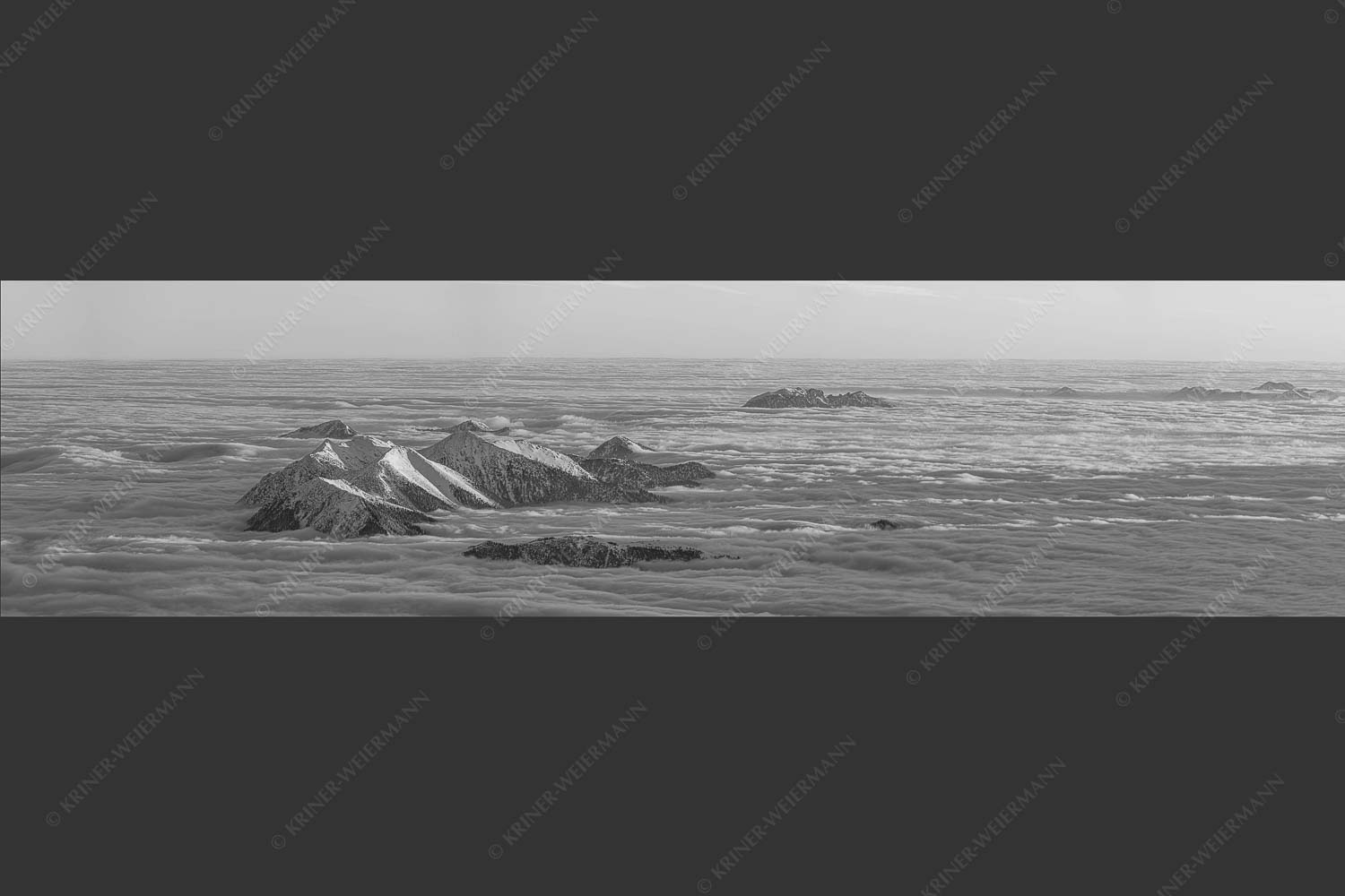 Der Blick von der Zugspitze auf das Estergebirge das wie Inseln aus dem Nebel ragt - Atlantis 4:1 sw -- Estergebirge im Nebelmeer - mehr Infos bei www.Kriner-Weiermann.de