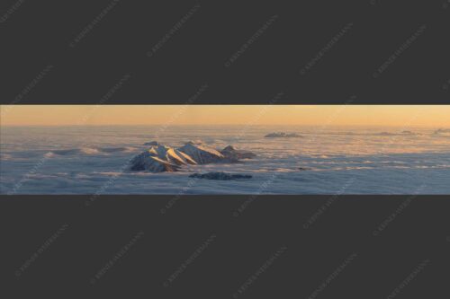 Der Blick von der Zugspitze auf das Estergebirge das wie Inseln aus dem Nebel ragt - Atlantis 5:1  -- Estergebirge im Nebelmeer - mehr Infos bei www.Kriner-Weiermann.de