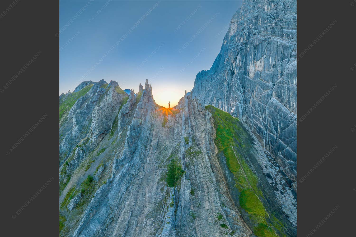Sonnenaufgang im Halleranger im Karwendelgebirge - Auf die Spitze getrieben 1:1  -- Lafatscher Nordwand Karwendel - mehr Infos bei www.Kriner-Weiermann.de