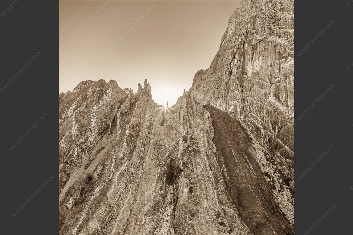Sonnenaufgang im Halleranger im Karwendelgebirge - Auf die Spitze getrieben 1:1 sepia -- Lafatscher Nordwand Karwendel - mehr Infos bei www.Kriner-Weiermann.de