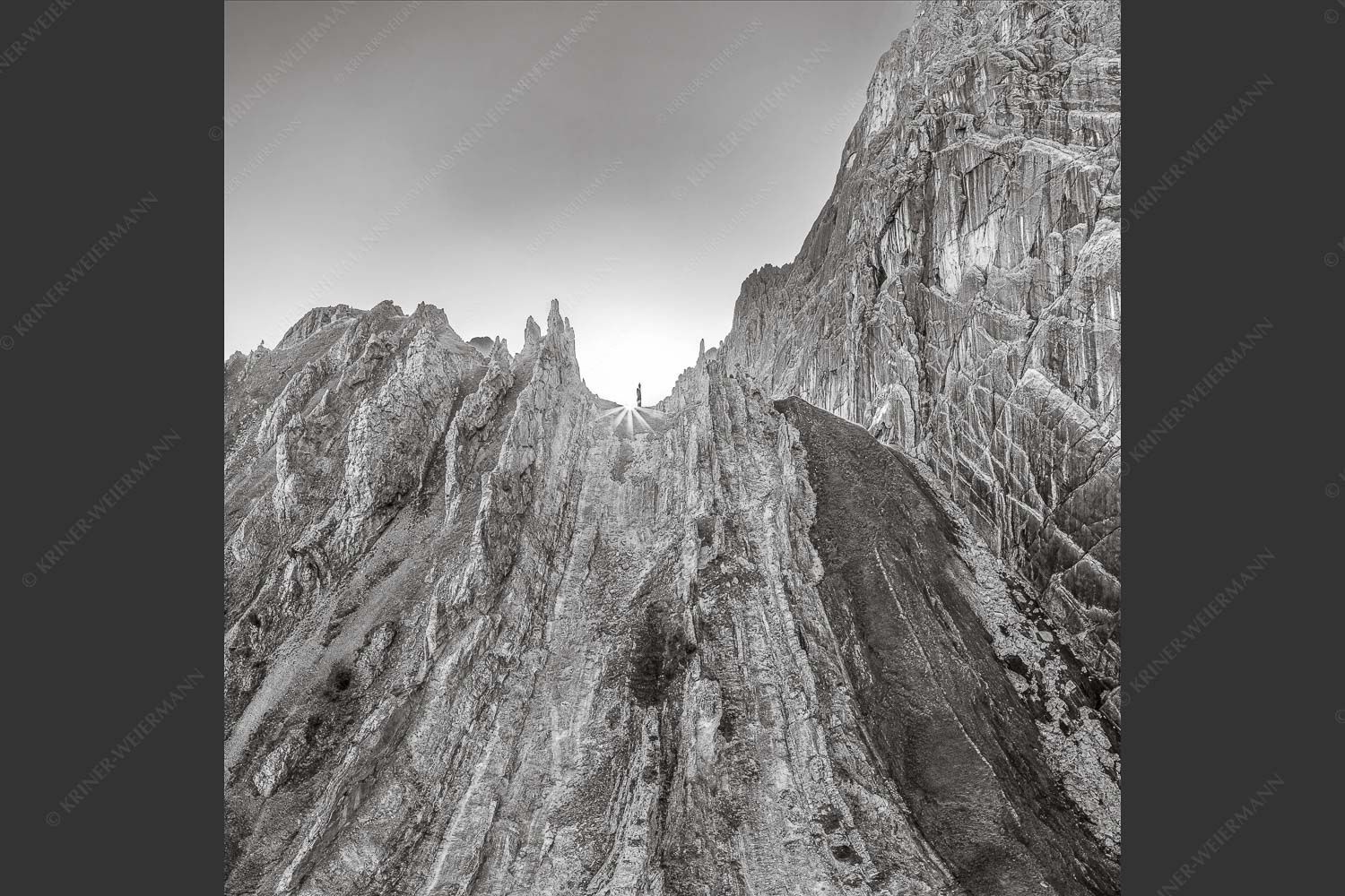Sonnenaufgang im Halleranger im Karwendelgebirge - Auf die Spitze getrieben 1:1 sw -- Lafatscher Nordwand Karwendel - mehr Infos bei www.Kriner-Weiermann.de