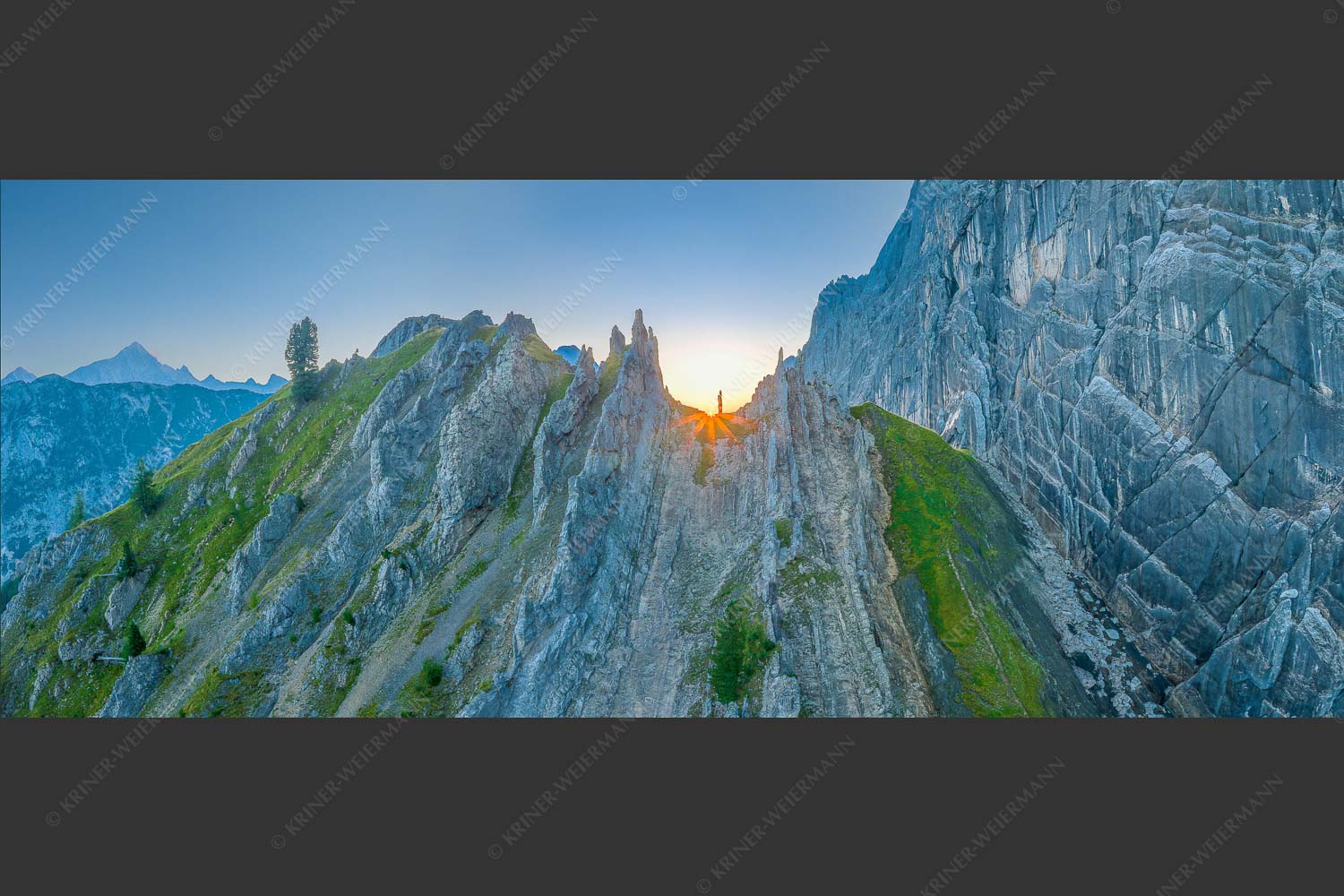 Sonnenaufgang im Halleranger im Karwendelgebirge - Auf die Spitze getrieben 2,5:1  -- Lafatscher Nordwand Karwendel - mehr Infos bei www.Kriner-Weiermann.de