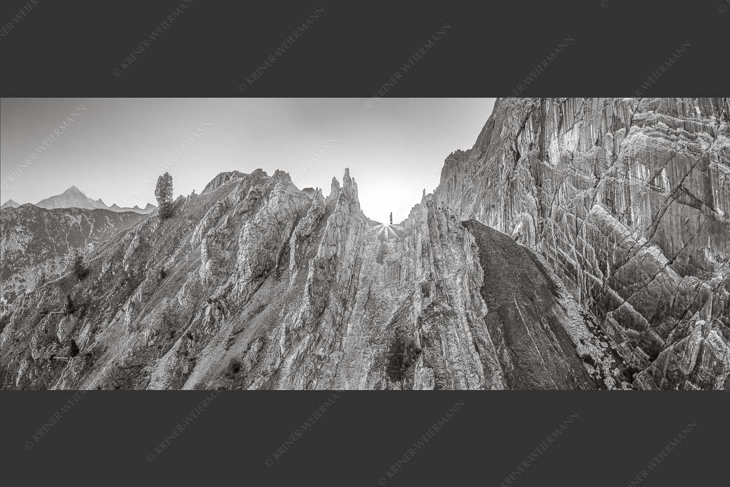 Sonnenaufgang im Halleranger im Karwendelgebirge - Auf die Spitze getrieben 2,5:1 sw -- Lafatscher Nordwand Karwendel - mehr Infos bei www.Kriner-Weiermann.de