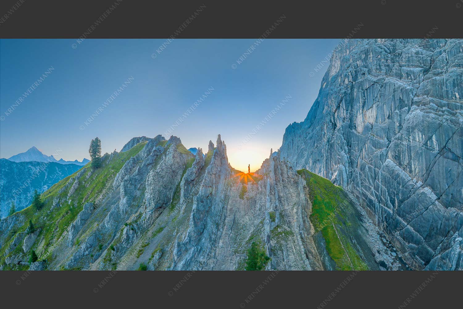 Sonnenaufgang im Halleranger im Karwendelgebirge - Auf die Spitze getrieben 2:1  -- Lafatscher Nordwand Karwendel - mehr Infos bei www.Kriner-Weiermann.de
