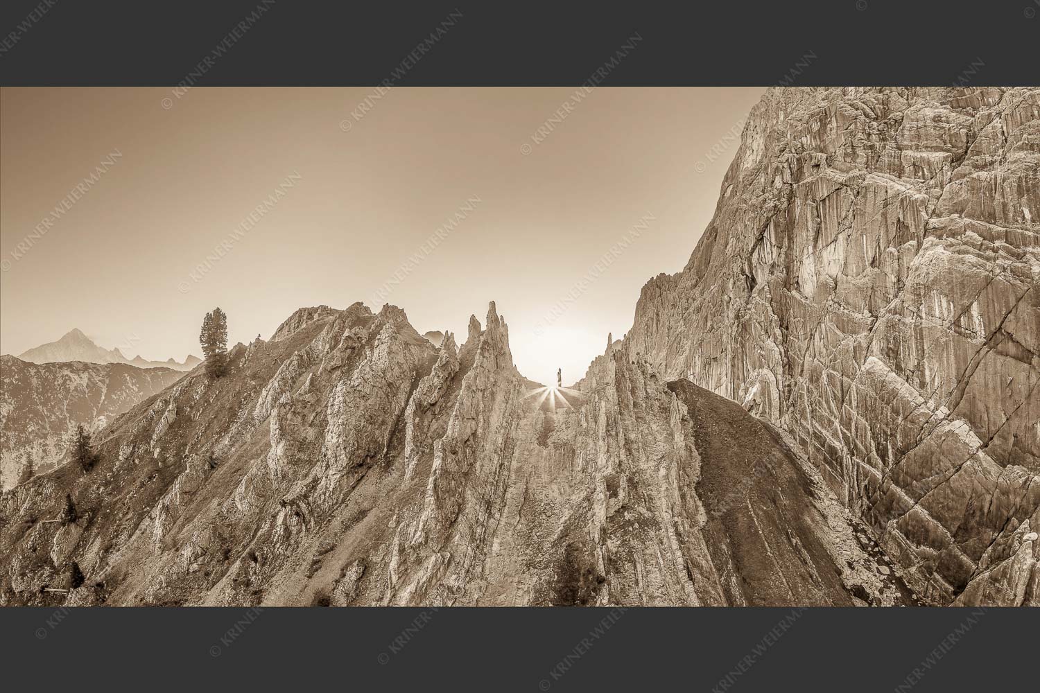 Sonnenaufgang im Halleranger im Karwendelgebirge - Auf die Spitze getrieben 2:1 sepia -- Lafatscher Nordwand Karwendel - mehr Infos bei www.Kriner-Weiermann.de