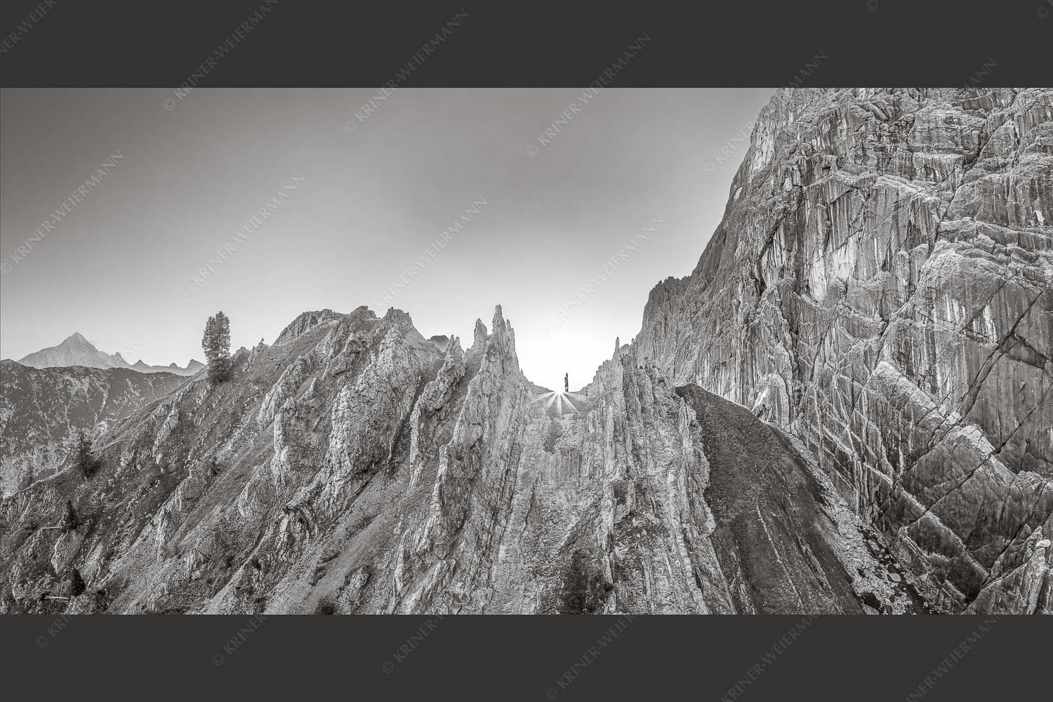 Sonnenaufgang im Halleranger im Karwendelgebirge - Auf die Spitze getrieben 2:1 sw -- Lafatscher Nordwand Karwendel - mehr Infos bei www.Kriner-Weiermann.de