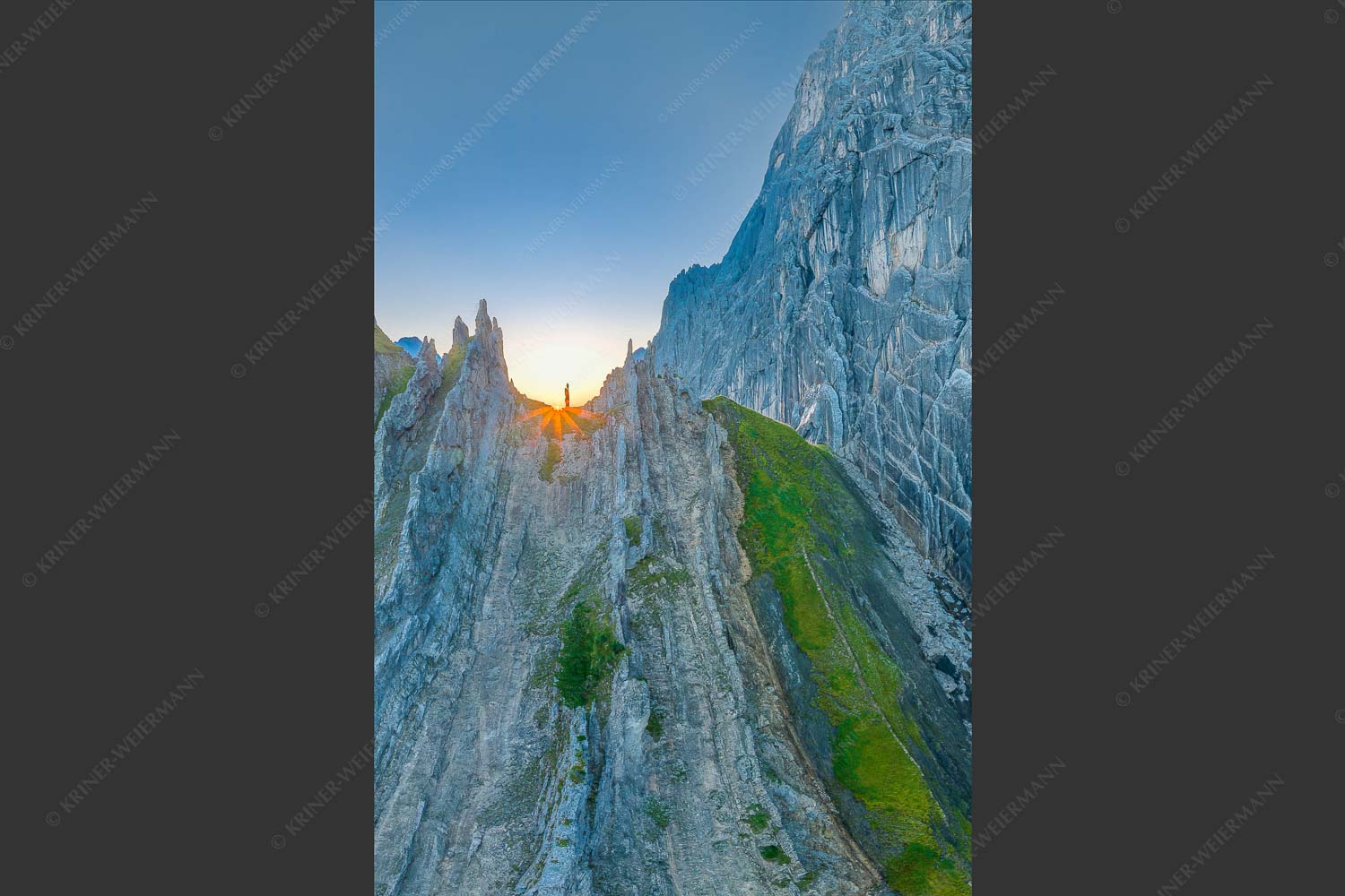 Sonnenaufgang im Halleranger im Karwendelgebirge - Auf die Spitze getrieben 2:3  -- Lafatscher Nordwand Karwendel - mehr Infos bei www.Kriner-Weiermann.de