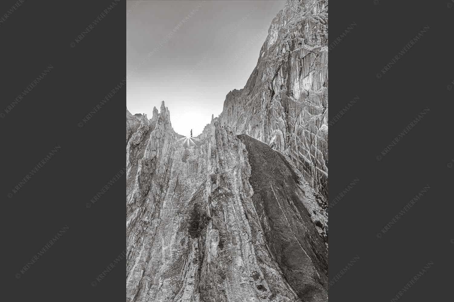 Sonnenaufgang im Halleranger im Karwendelgebirge - Auf die Spitze getrieben 2:3 sw -- Lafatscher Nordwand Karwendel - mehr Infos bei www.Kriner-Weiermann.de