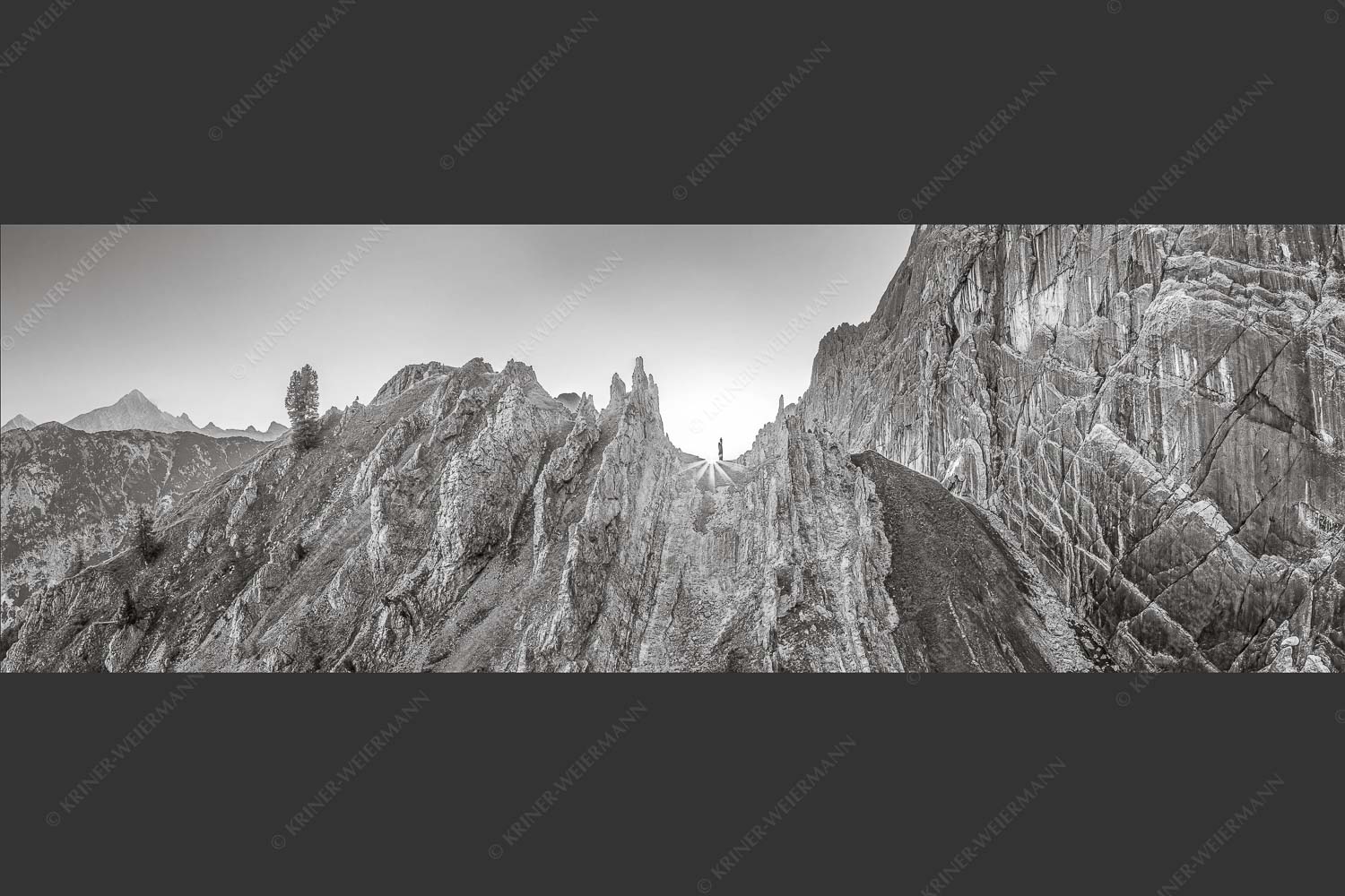 Sonnenaufgang im Halleranger im Karwendelgebirge - Auf die Spitze getrieben 3:1 sw -- Lafatscher Nordwand Karwendel - mehr Infos bei www.Kriner-Weiermann.de