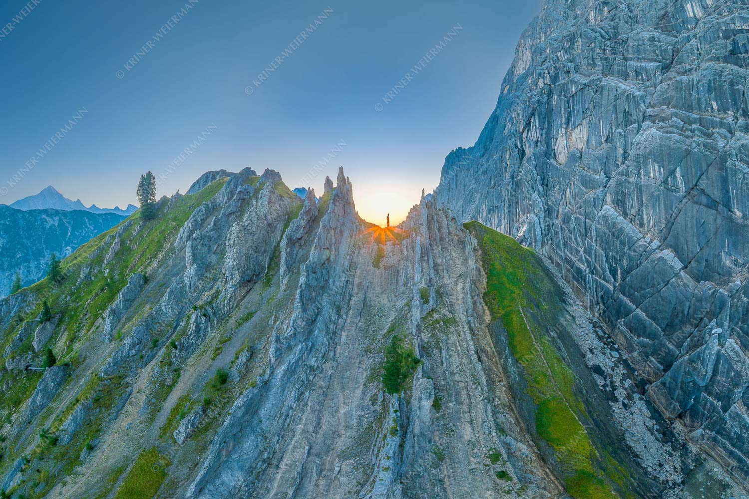 Sonnenaufgang im Halleranger im Karwendelgebirge - Auf die Spitze getrieben 3:2  -- Lafatscher Nordwand Karwendel - mehr Infos bei www.Kriner-Weiermann.de
