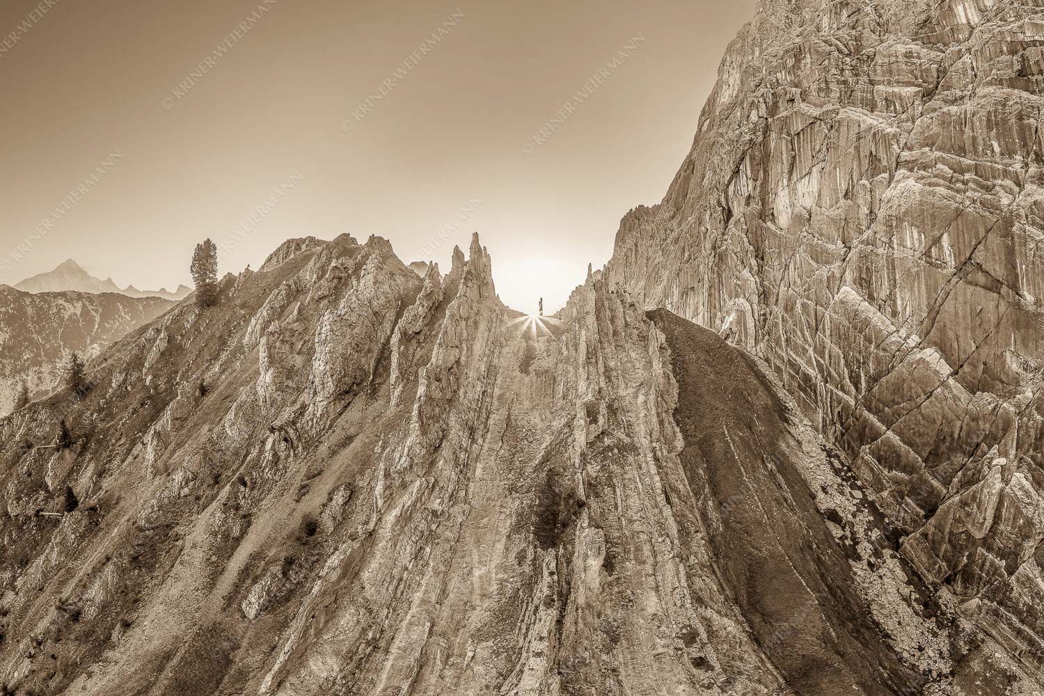 Sonnenaufgang im Halleranger im Karwendelgebirge - Auf die Spitze getrieben 3:2 sepia -- Lafatscher Nordwand Karwendel - mehr Infos bei www.Kriner-Weiermann.de
