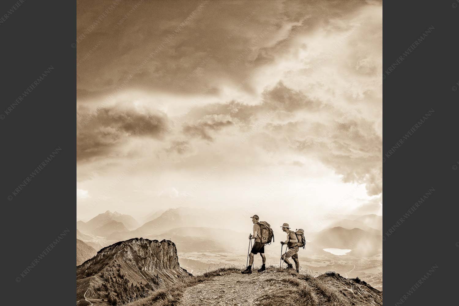 Blick vom Seinskopf zum Karwendel und über das Obere Isartal zum Estergebirge - Aufgrissen 1:1 sepia -- Gewitterstimmung am Seinskopf - mehr Infos bei www.Kriner-Weiermann.de