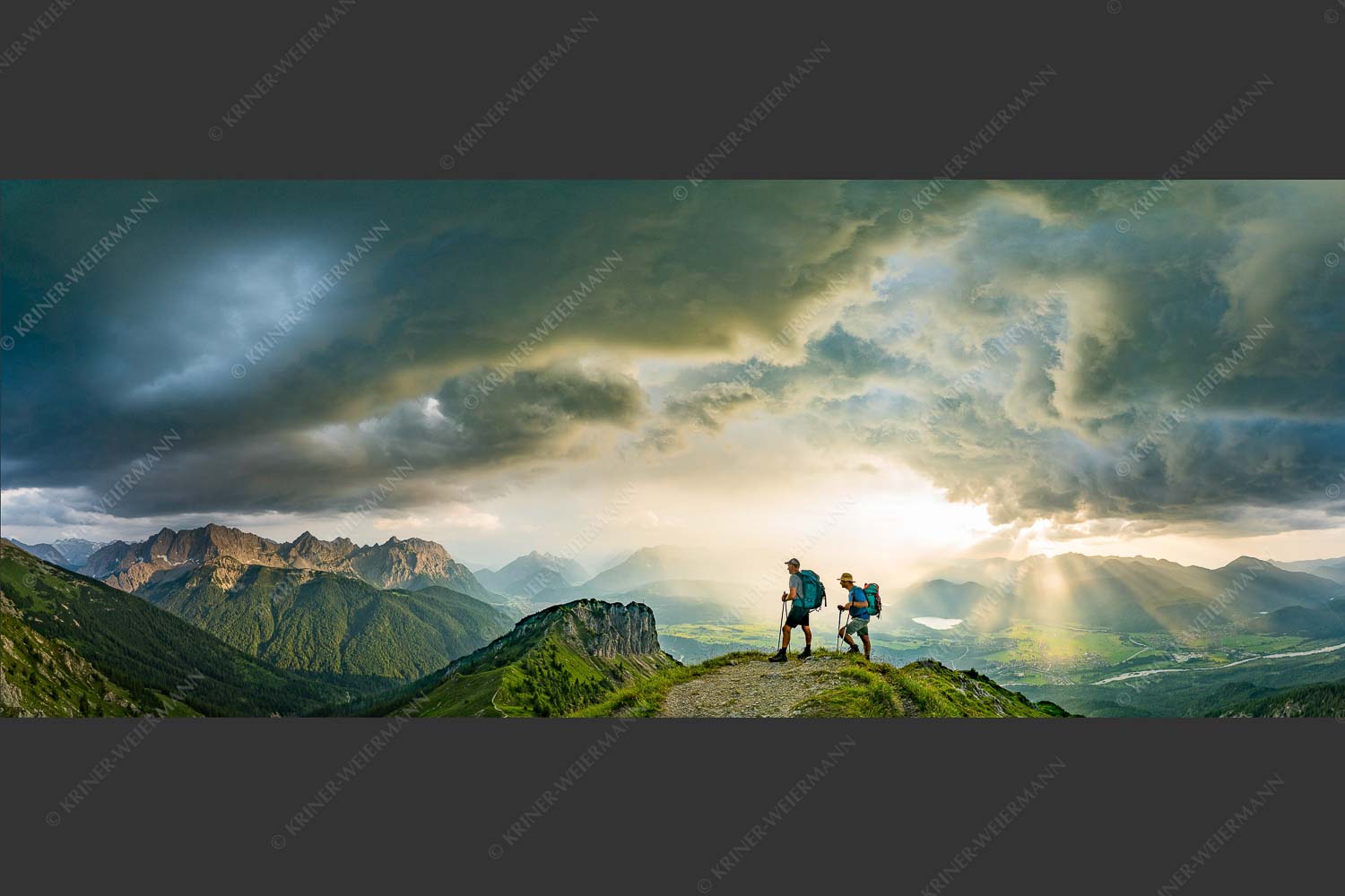 Blick vom Seinskopf zum Karwendel und über das Obere Isartal zum Estergebirge - Aufgrissen 2,5:1  -- Gewitterstimmung am Seinskopf - mehr Infos bei www.Kriner-Weiermann.de