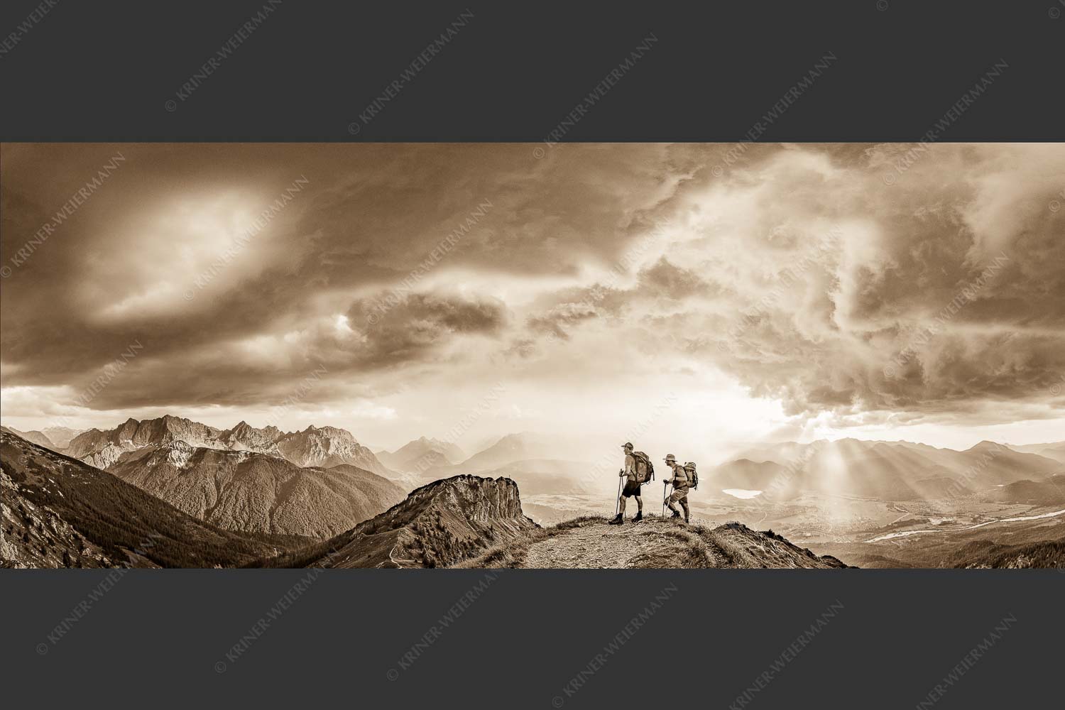 Blick vom Seinskopf zum Karwendel und über das Obere Isartal zum Estergebirge - Aufgrissen 2,5:1 sepia -- Gewitterstimmung am Seinskopf - mehr Infos bei www.Kriner-Weiermann.de