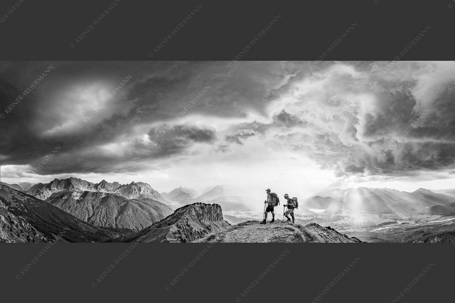 Blick vom Seinskopf zum Karwendel und über das Obere Isartal zum Estergebirge - Aufgrissen 2,5:1 sw -- Gewitterstimmung am Seinskopf - mehr Infos bei www.Kriner-Weiermann.de