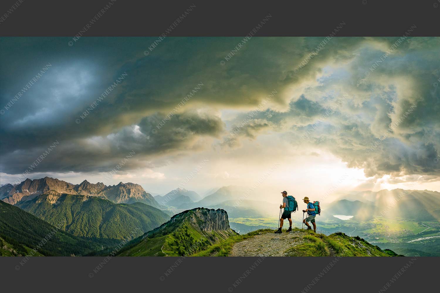 Blick vom Seinskopf zum Karwendel und über das Obere Isartal zum Estergebirge - Aufgrissen 2:1  -- Gewitterstimmung am Seinskopf - mehr Infos bei www.Kriner-Weiermann.de