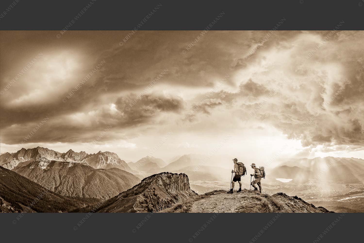 Blick vom Seinskopf zum Karwendel und über das Obere Isartal zum Estergebirge - Aufgrissen 2:1 sepia -- Gewitterstimmung am Seinskopf - mehr Infos bei www.Kriner-Weiermann.de