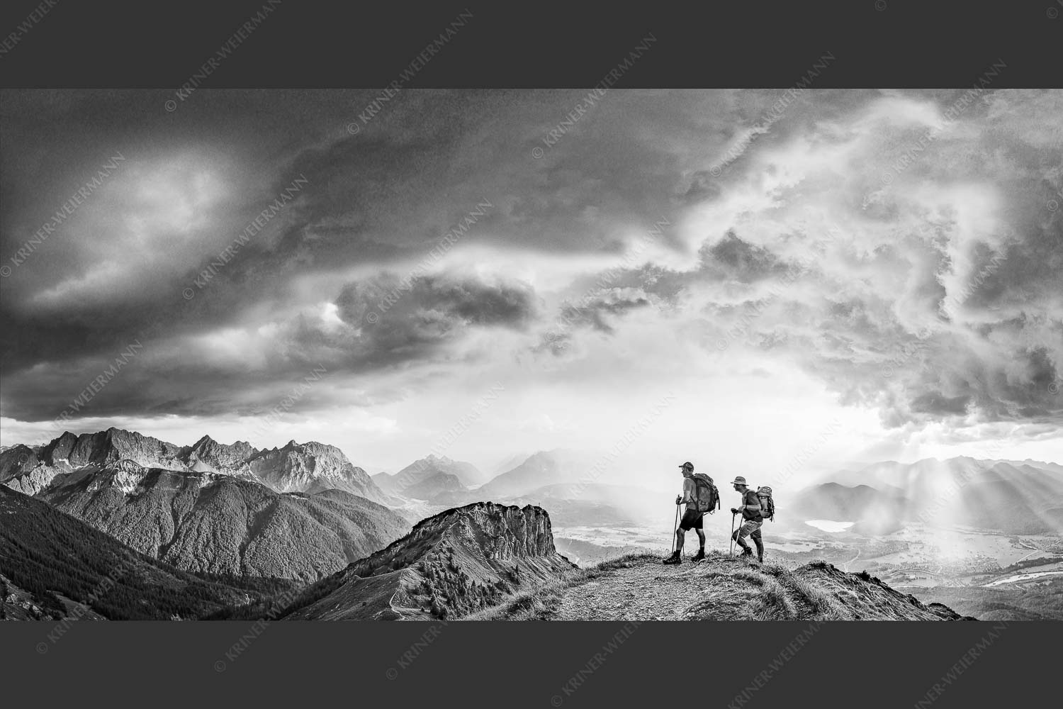 Blick vom Seinskopf zum Karwendel und über das Obere Isartal zum Estergebirge - Aufgrissen 2:1 sw -- Gewitterstimmung am Seinskopf - mehr Infos bei www.Kriner-Weiermann.de