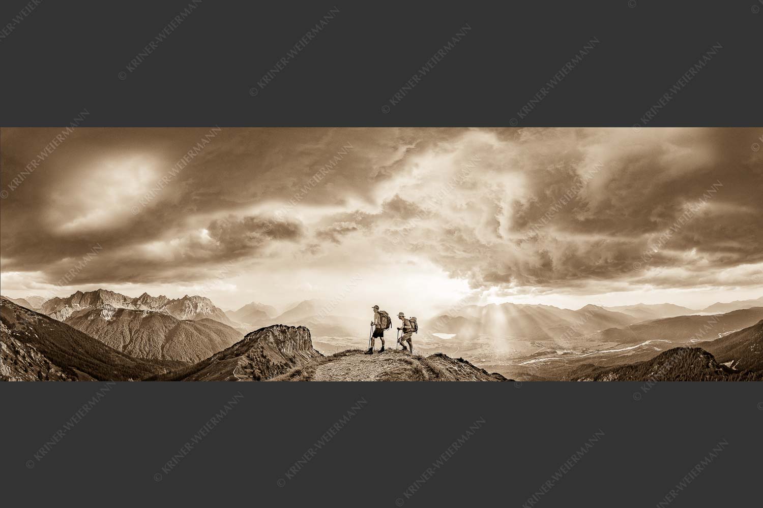 Blick vom Seinskopf zum Karwendel und über das Obere Isartal zum Estergebirge - Aufgrissen 3:1 sepia -- Gewitterstimmung am Seinskopf - mehr Infos bei www.Kriner-Weiermann.de
