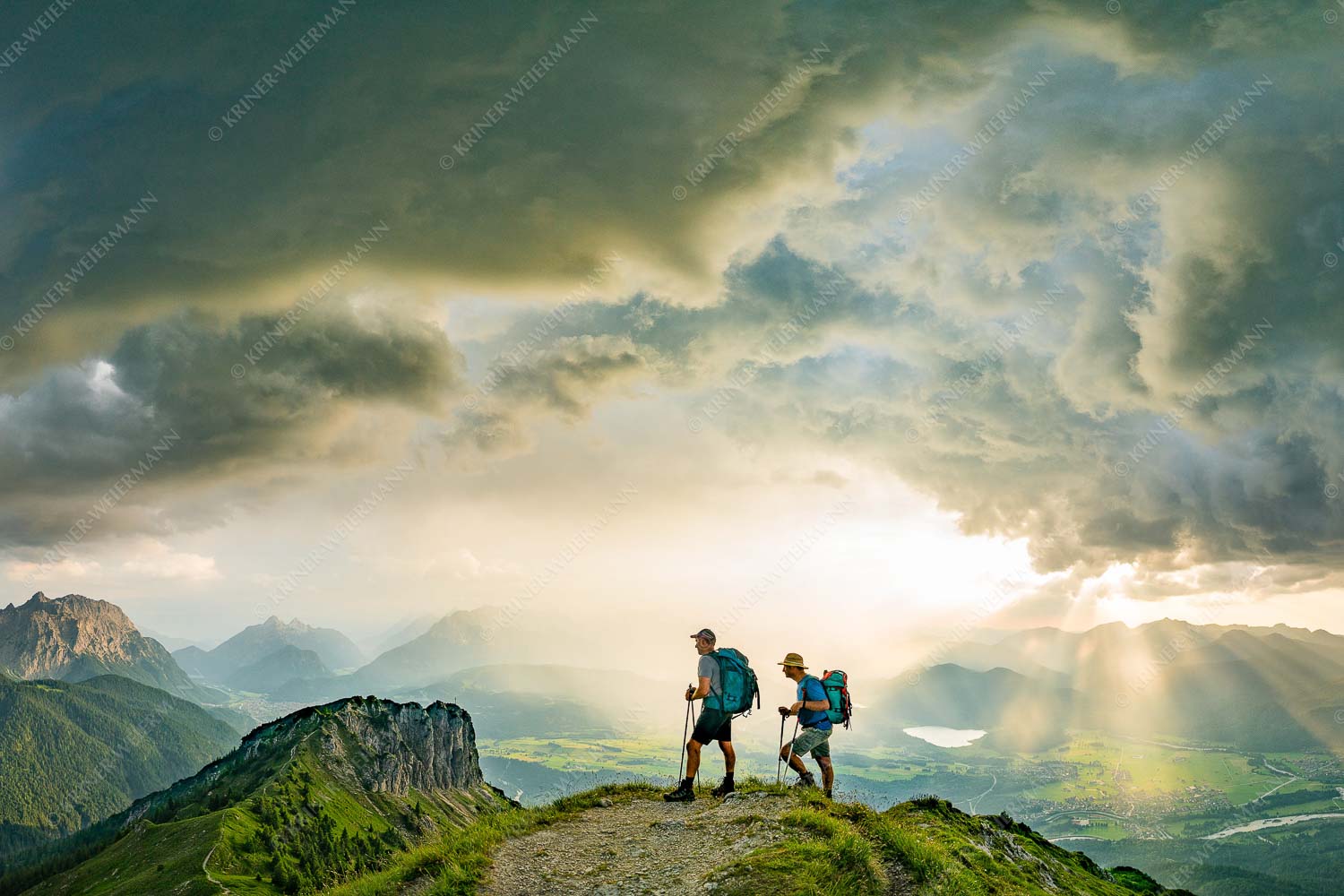 Blick vom Seinskopf zum Karwendel und über das Obere Isartal zum Estergebirge - Aufgrissen 3:2  -- Gewitterstimmung am Seinskopf - mehr Infos bei www.Kriner-Weiermann.de