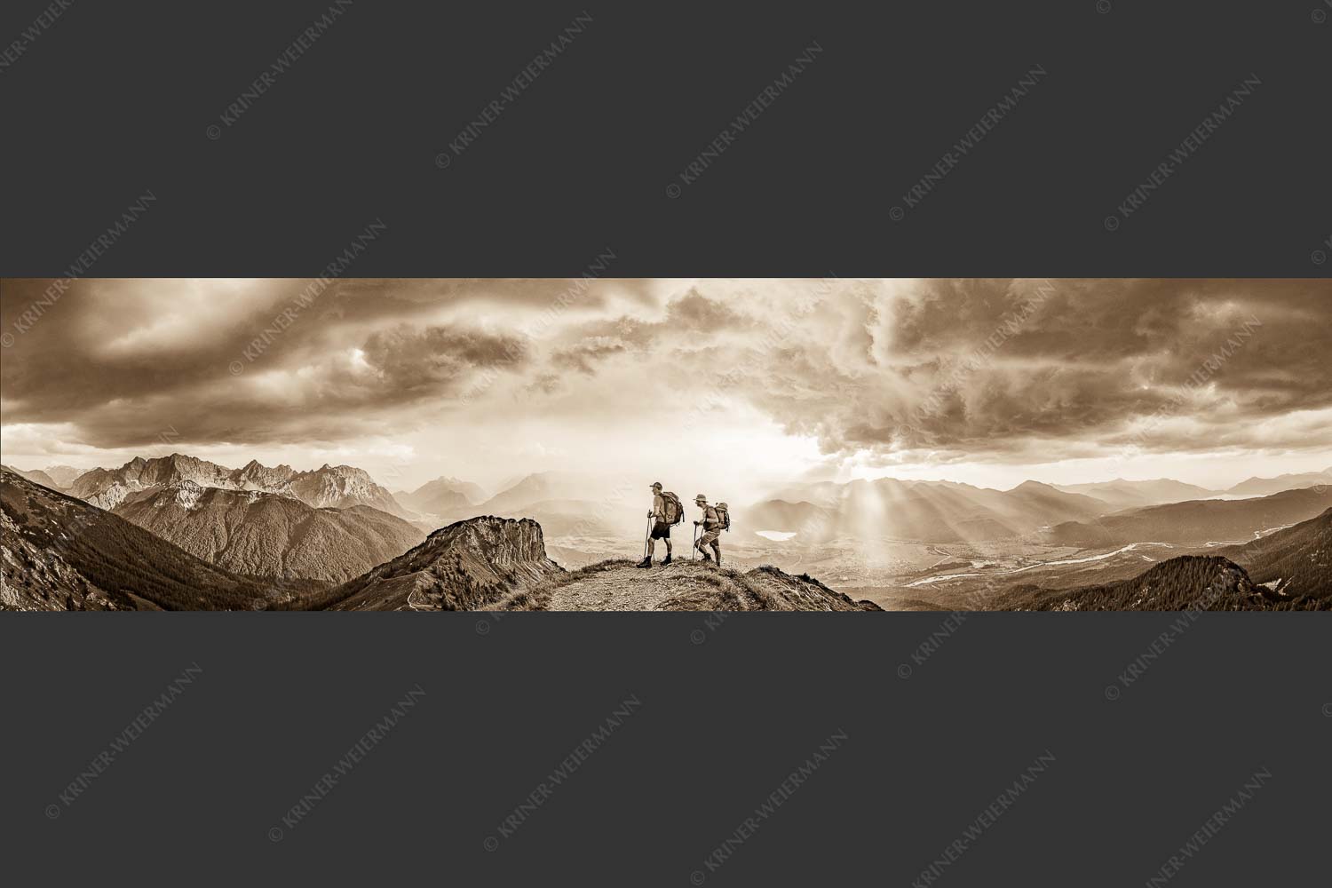 Blick vom Seinskopf zum Karwendel und über das Obere Isartal zum Estergebirge - Aufgrissen 4:1 sepia -- Gewitterstimmung am Seinskopf - mehr Infos bei www.Kriner-Weiermann.de