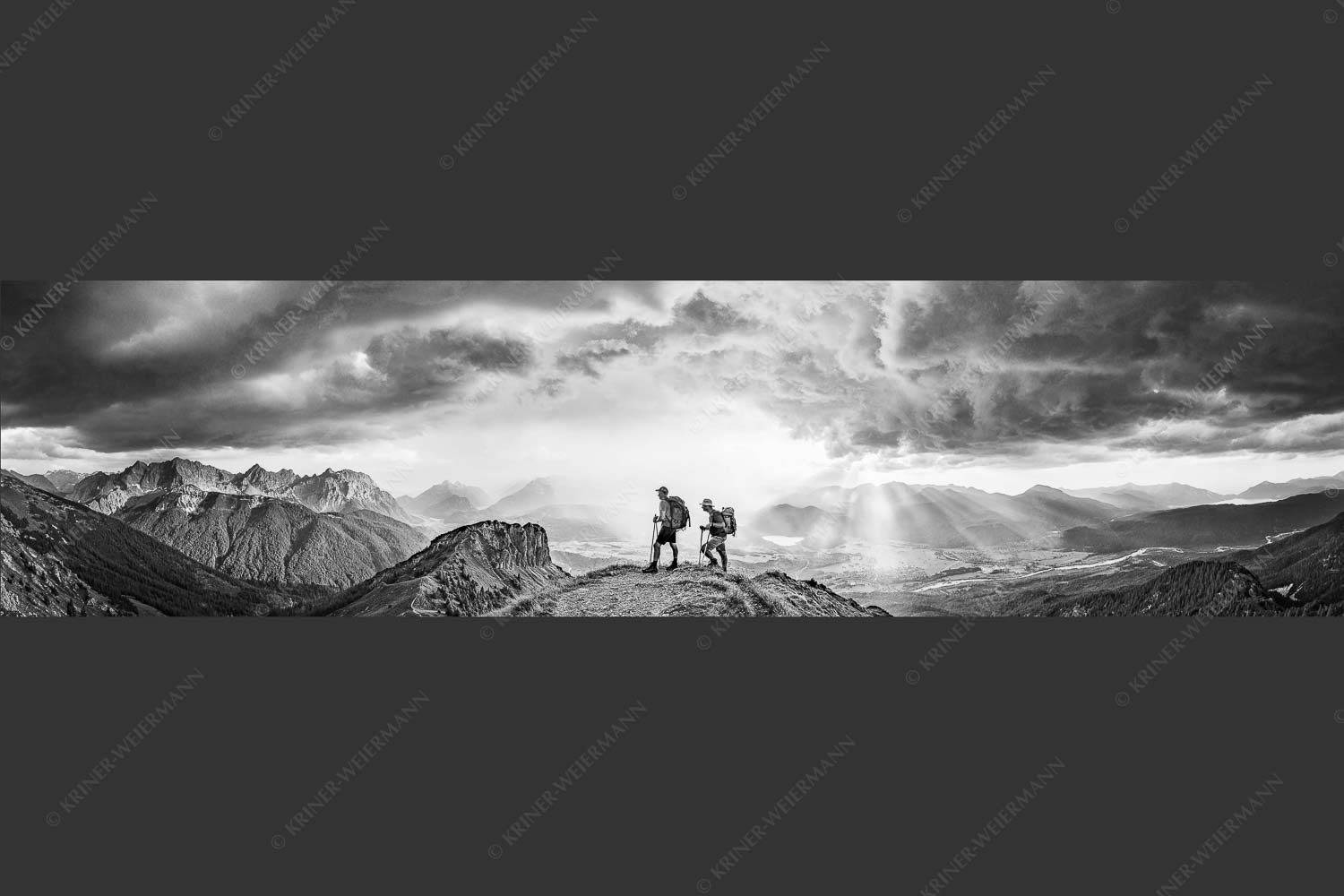 Blick vom Seinskopf zum Karwendel und über das Obere Isartal zum Estergebirge - Aufgrissen 4:1 sw -- Gewitterstimmung am Seinskopf - mehr Infos bei www.Kriner-Weiermann.de