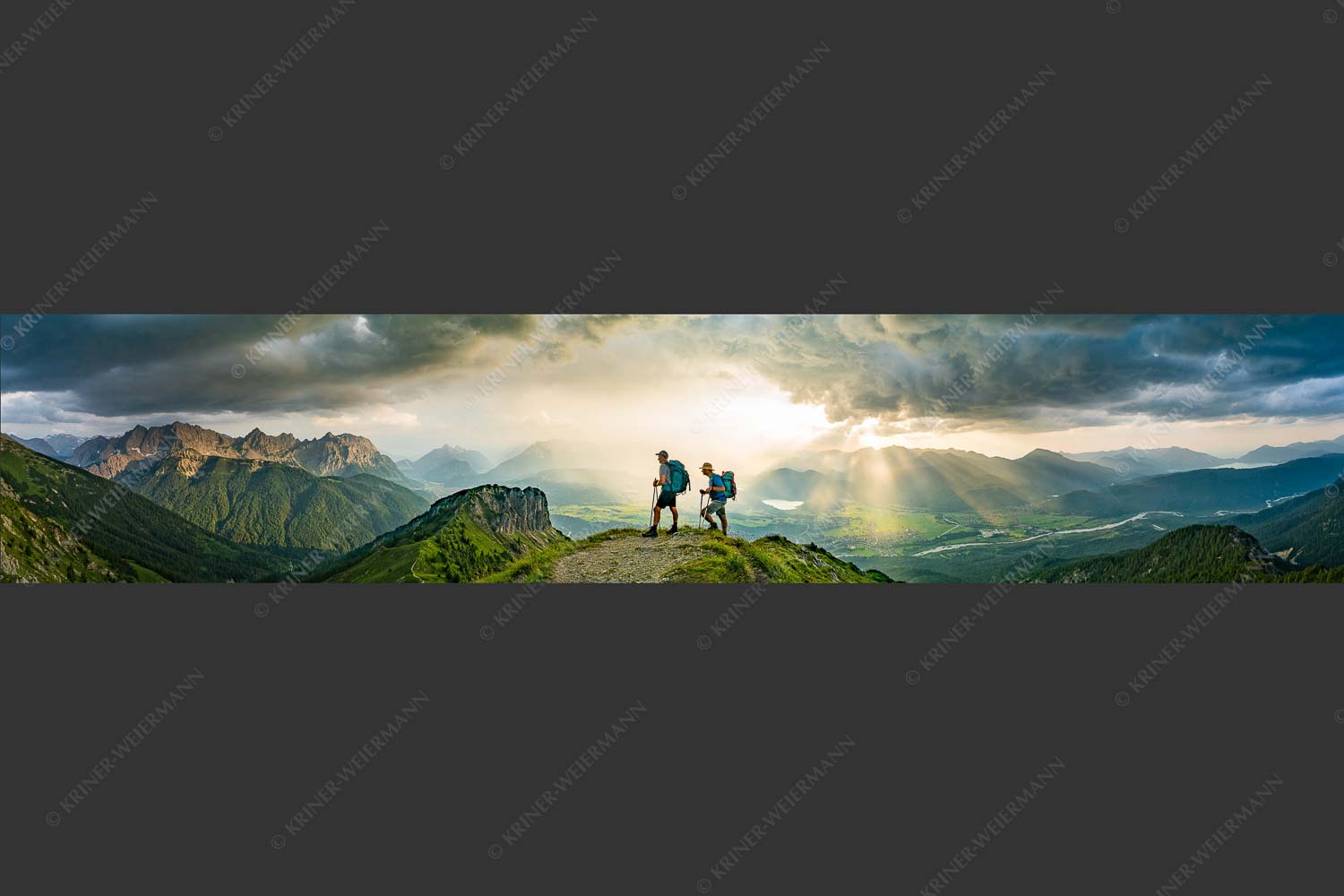 Blick vom Seinskopf zum Karwendel und über das Obere Isartal zum Estergebirge - Aufgrissen 5:1  -- Gewitterstimmung am Seinskopf - mehr Infos bei www.Kriner-Weiermann.de