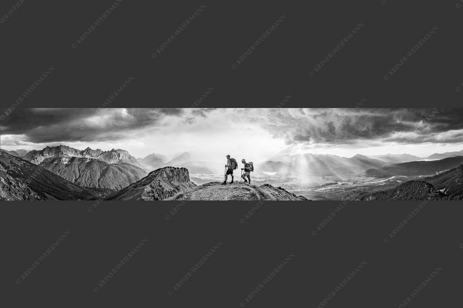 Blick vom Seinskopf zum Karwendel und über das Obere Isartal zum Estergebirge - Aufgrissen 5:1 sw -- Gewitterstimmung am Seinskopf - mehr Infos bei www.Kriner-Weiermann.de