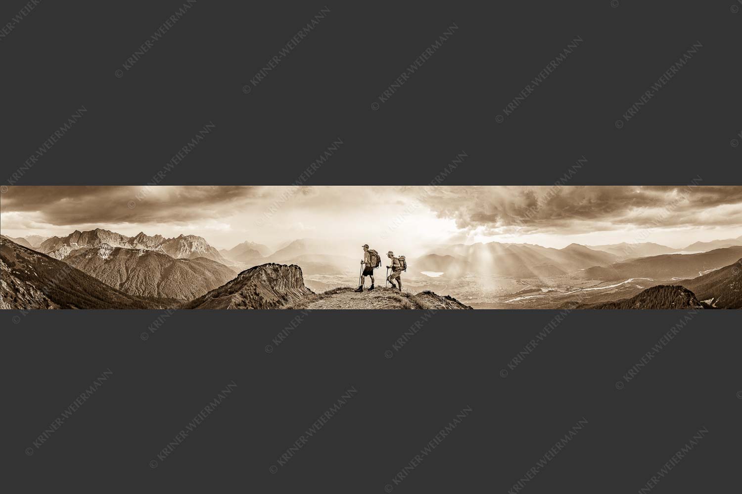 Blick vom Seinskopf zum Karwendel und über das Obere Isartal zum Estergebirge - Aufgrissen 6:1 sepia -- Gewitterstimmung am Seinskopf - mehr Infos bei www.Kriner-Weiermann.de