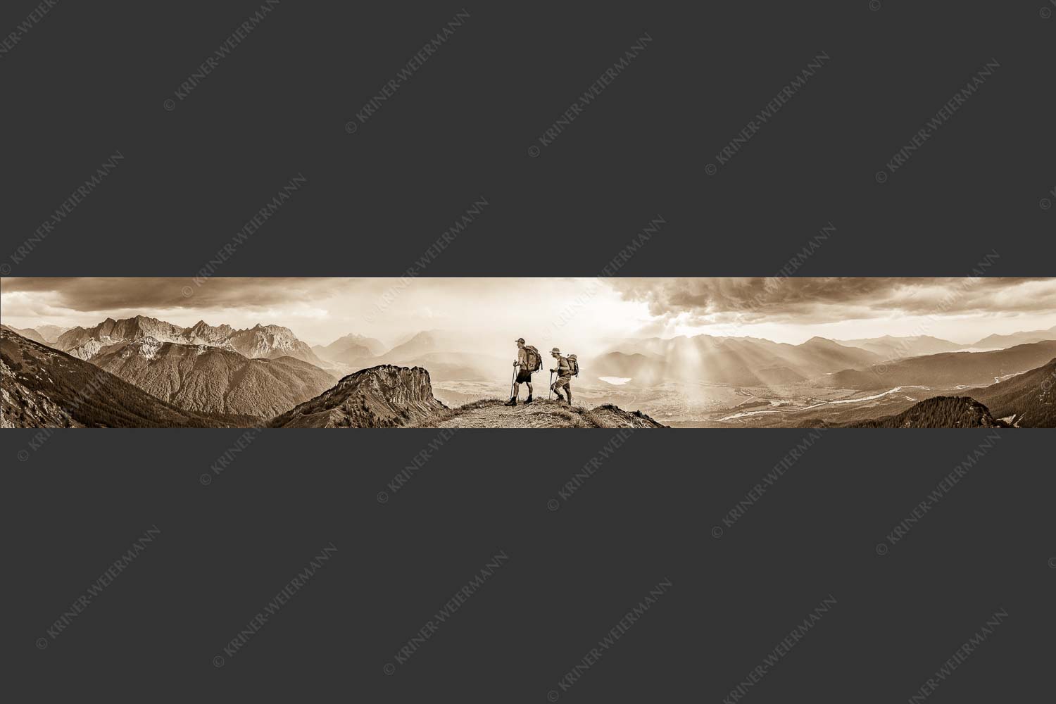 Blick vom Seinskopf zum Karwendel und über das Obere Isartal zum Estergebirge - Aufgrissen 7:1 sepia -- Gewitterstimmung am Seinskopf - mehr Infos bei www.Kriner-Weiermann.de