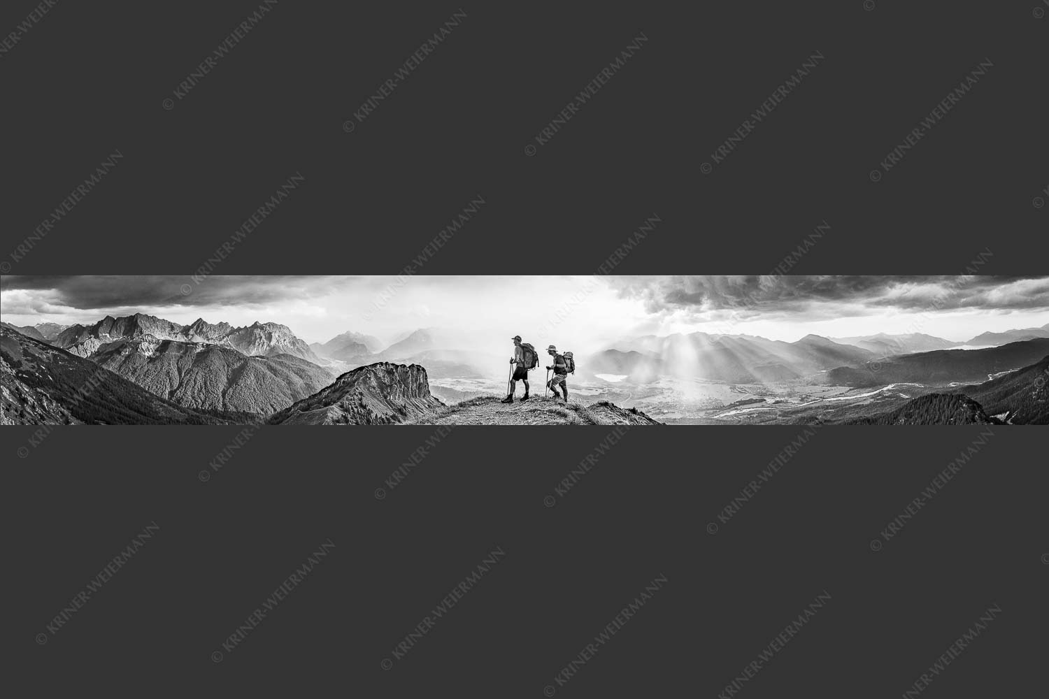Blick vom Seinskopf zum Karwendel und über das Obere Isartal zum Estergebirge - Aufgrissen 7:1 sw -- Gewitterstimmung am Seinskopf - mehr Infos bei www.Kriner-Weiermann.de