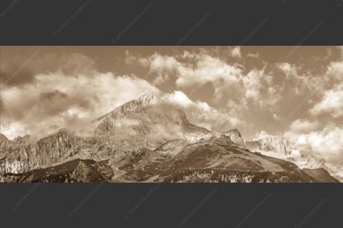 Blick auf Alpspitze und Waxenstein. Zugspitze dahinter im Nebel. - Aufreißen 2,5:1 sepia -- Alpspitze und Osterfelder - mehr Infos bei www.Kriner-Weiermann.de