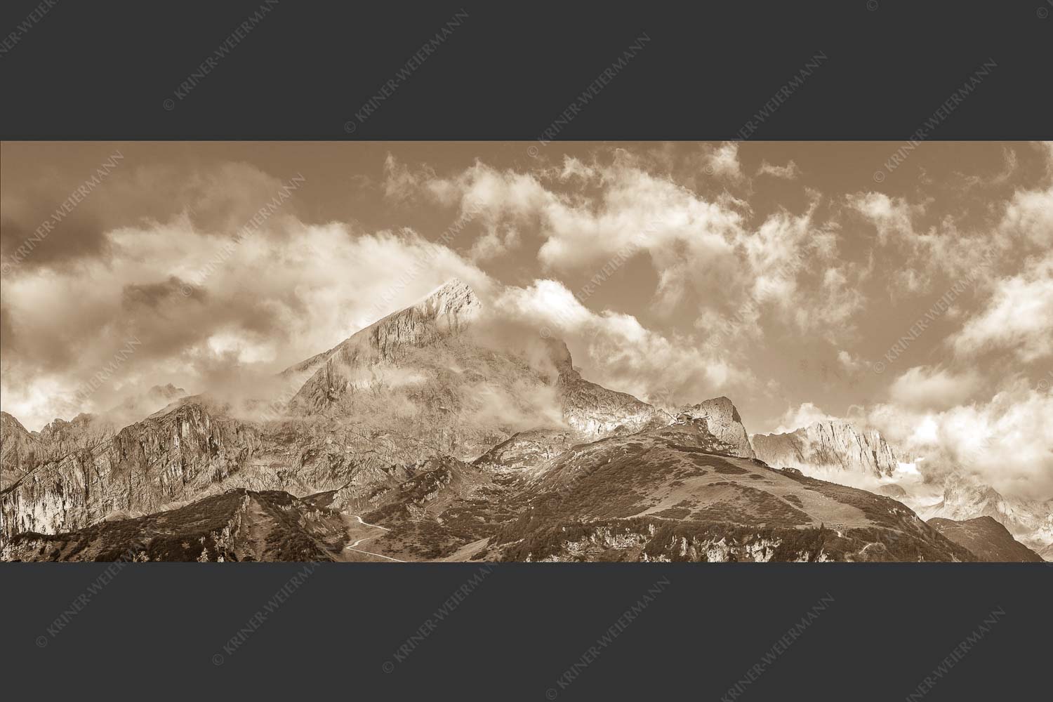 Blick auf Alpspitze und Waxenstein. Zugspitze dahinter im Nebel. - Aufreißen 2,5:1 sepia -- Alpspitze und Osterfelder - mehr Infos bei www.Kriner-Weiermann.de